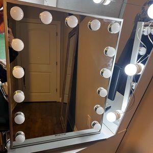 I am selling a makeup mirror
